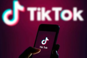 Como juntar dois vídeos no TikTok?