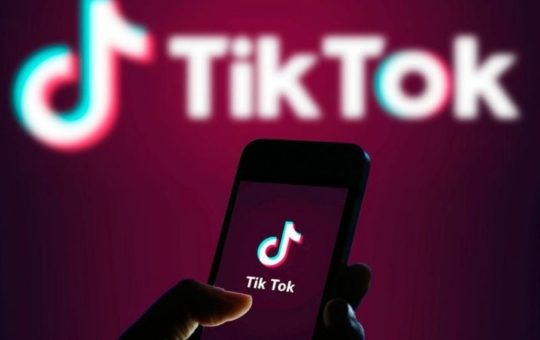 Como juntar dois vídeos no TikTok?